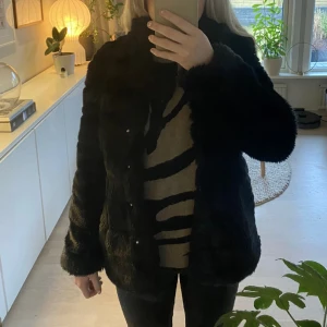 Svart pälsjacka  - Säljer en superfin svart pälsjacka, passar perfekt nu till våren/sommaren💞 Det är fuskpäls! 