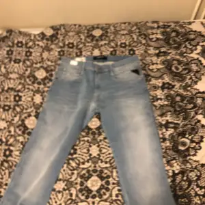 Säljer mina helt nya replay jeans då de var för stora. De har bara testats en gång. W-31 l-32