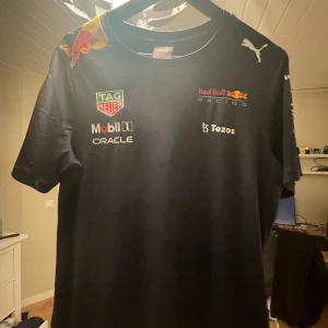 Redbull racing t-shirt - Köpte denna i Österrike 2022 GP för 700 kr limiterad. Där det var säsongen redbull vann konstruktörs vm på länge. Har ej andvänt där den inte passar längre. Pris kan diskuteras 