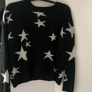 Söt tröja - En tröja från okänt märke, finns inga lappar. Köpt second hand. Skulle säga att de sitter som en m 