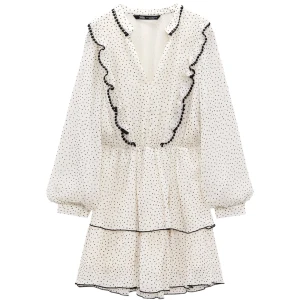 Klänning  - Säljer denna jättefina klänningen från Zara som tyvärr aldrig kommit till användning🤍