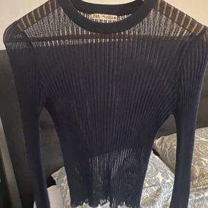 Genomskinlig tröja med render 🌸 - Säljer nu denna fina tröja från zara, knappt använd eftersom jag upplever att den är för liten för mig. 🌸