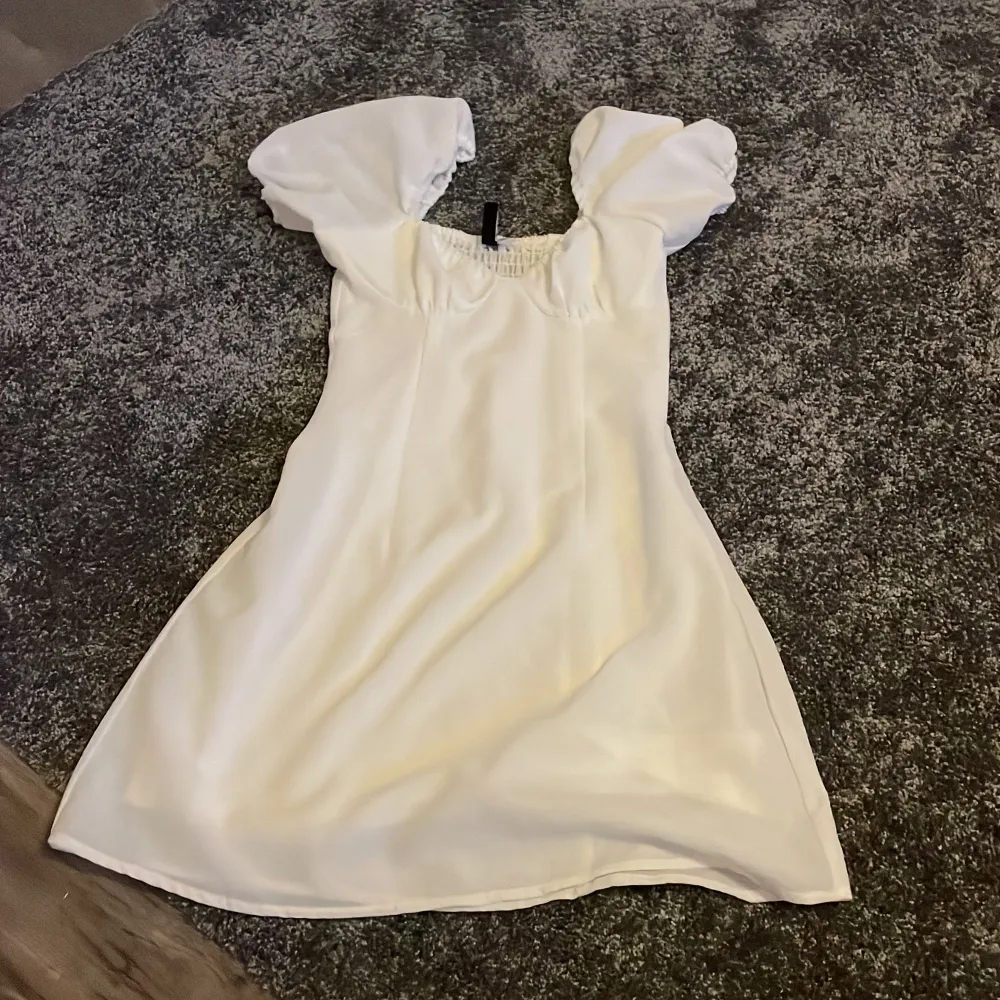Säljer nu en fin klänning som jag bara använt en gång så den är alltså i bra skick.. Klänningar.