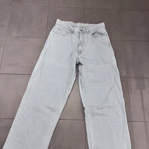 Vailent jeans - Köpta på carlings. Har används ett fåtal gånger. Storlek s men sitter lite större. Köparen står för frakt!
