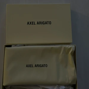 Arigato skor - Storlek 39, nyskick. Använda 2 gånger utomhus men tycker inte dessa skor är bekväma. Nypris 2500kr   