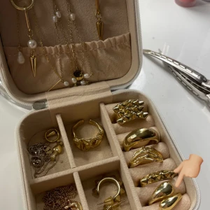 Ring - Trendig justerbar guld ring. Har tappat lite färg💕