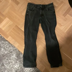 Sara Jeans reguler  - Detta är ett par väl skötta jeans som inte har några defekter i bra kvalite inköp för 700 kr  Storlek 32 32