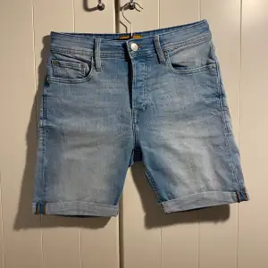 Säljer ett par blåa shorts i grymt skick, väldigt sparsamt använda | Passformen är Regular | Nypris: 499 kr | Hör av er vid frågor eller funderingar!😁