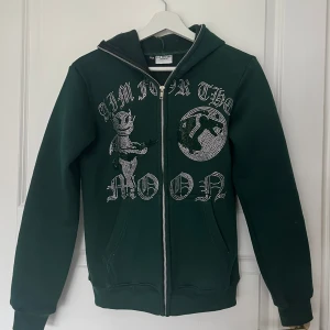 AIM FOR THE MOON zipuphoodie mörkgrön  - Storlek XS, säljer bara för att jag inte får någon användning av den! Inga defekter, har används under 5 gånger. 💓💓 Pris kan diskuteras! 