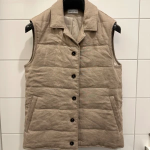Beige väst från These Glory Days - Säljer denna väst eftersom den var för stor redan när jag köpte den och därför aldrig blivit använd. Nypris: 1799kr. Inköpt på Volt Emporia Malmö.