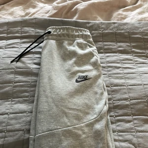 Nike tech byxor - 158-170cm Grå Nike Ord pris: 1100 Använda fåtal ggr