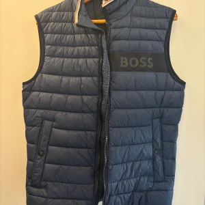 Hugo Boss väst - Strl S. Endast provad några gånger, visade sig vara för liten därav till salu. Nypris 2699, se sista bild.  Kan skickas enligt överenskommelse, se min bio. 