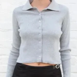 Brandy Melville Caroline top - Fin ribbstickad tröja. Tunn men långärmad perfekt för våren💕. Nysick
