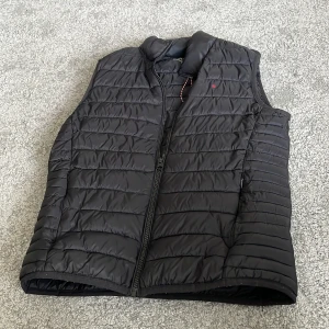 Väst  - Fin väst från Teddy Smith. Perfekt till sommaren och våren. Använd men inga skador och ser ut som nyskick. Storlek xs men passar s. Pris går att diskutera, bara skriv.