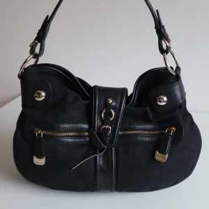 DKNY bag - Condition 9/10, small stains on the inside (see photos). Fabric and genuine leather. 38 × 30 cm. Write for more photos. 