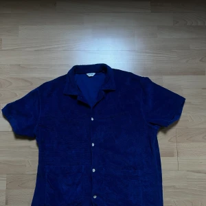 Blå East west skjorta  - Mycket fin tröja i bra skick, normal i storlek 