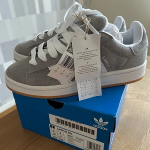 Adidas Campus 00s NYA!  - Helt nya Adidas Campus 00s i storlek 38  Aldrig använda! Köpta för 2000 kr!