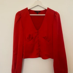 Röd blus - Röd blus från Kappahl i storlek 36. Väldigt sparsamt använd. 