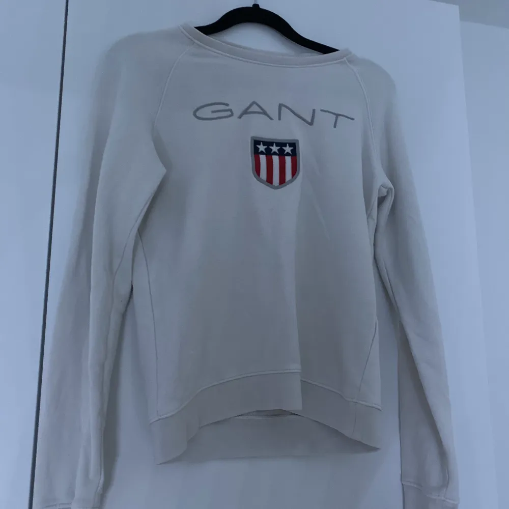 Hej! Säljer min gant sweatshirt då den är för liten för mig. Mycket andvänt, inga större fläckar på den. Storlek xs men skulle även kunna passa xxs. Då den är en gammal modell kan jag släppa den för billigare pris, hör gärna av dig vid intresse!❤️. Tröjor & Koftor.