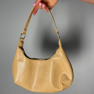 Söt väska - Gul baguetteväska i läderliknande material.