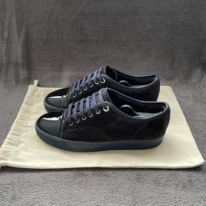 Stilrena lanvin skor i färgen navy/mörkblå | storlek UK6 passar 41/42 | skorna är i väldigt fint skick bortsett från 2 mindre repor | dustbag medföljer vid köp 