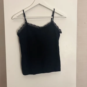 Spets linne - Säljer detta jätte gulliga spets linne då den e för liten för mig. Banden går att ändra storlek. Pris kan diskuteras🤍