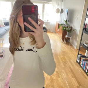 Vit sweatshirt  - Söt vit sweatshirt med guld detaljer som inte längre kommer till användning🤍