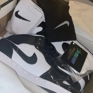 Nike air jordan 1 mid - de är i bra skick, äkta! Inte använda många ggr alls. 