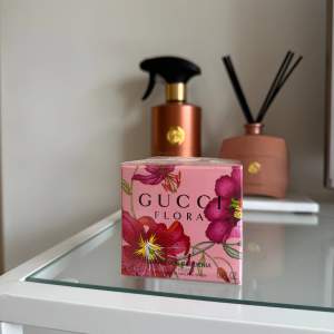Helt oöappnad Gucci flora gorgeous gardenia parfym!!💗 Fick 2 st av misstag så på bild 3 ser man hur en av dem ser ut!!🥰 Den är helt oöppnad med plast runt. Orginal pris är 700! (Gamla utseendet)💗