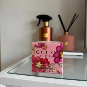 Gucci Parfym!!💗 - Helt oöappnad Gucci flora gorgeous gardenia parfym!!💗 Fick 2 st av misstag så på bild 3 ser man hur en av dem ser ut!!🥰 Den är helt oöppnad med plast runt. Orginal pris är 700! (Gamla utseendet)💗