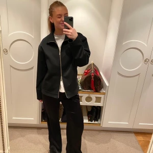 Djerf avenue jacka st M - Säljer denna jackan från djerf avenue. Använd fåtal gånger, storlek M. Köparen står för frakten 