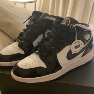 Jordan 1 ”Carbon fiber” Mid   - Säljer mina jordans! De är lite creasade där fram och lite tecken på användning, därför säljer jag för bra pris till skillnad från nypriset som ligger på 3 499kr. Hör av dig för fler bilder eller om du har något annat prisförslag!