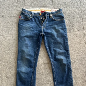 Sartoria Tramarossa - Säljer dessa riktiga stiliga jeans i fint skick från det italienska märket Sartoria Tramarossa. Dessa passar perfekt till båda vardags och till mer uppklädda tillfällen. Storlek 30 men sitter som 32! Nypris ca 4 tusen. 