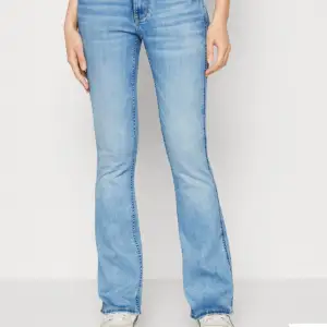 Säljer mina low waist bootcut jeans ifrån pepe jeans. Storlek 28/32 men är väldigt stretchiga så de går att ha mindre och större. använda få gånger. Köp helst via köp direkt!💞