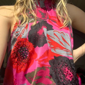 Färgglad satintopp - Superfin & lyxig satintopp! Fina detaljer och paljetter i olika färger. I sidan har den band/rosett! Perfekt till sommaren🌺 säljer då den inte kommer till användning tillräckligt! Passar S & M.