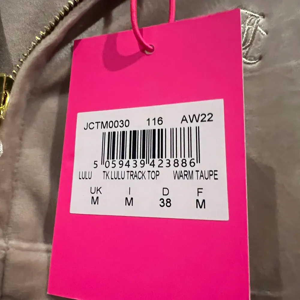 Helt ny oanvänt Juicy couture jacka i beige / rosa färgen (Warm Taupe) storlek m men passar kanske xs-l beroende på hur man vill att den ska sitta   Juicy Couture Sport. Hoodies.