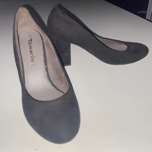 Klackskor  - 8cm klack, i använt skick, storlek 39 (stämmer i storleken), köparen står för frakten. Ny pris 599