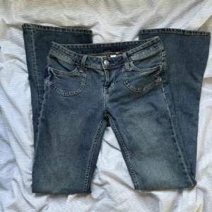 Säljer dessa jeans för att jag använder de inte längre och vill bli av med de så att jag får mer plats i garderoben💕💕 De är i bra stick och har inga defekter, skriv vid frågor och funderingar❤️❤️❤️
