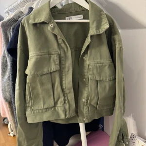 Zara jeans jacka - Kort Jeans jacka från zara storlek S :)