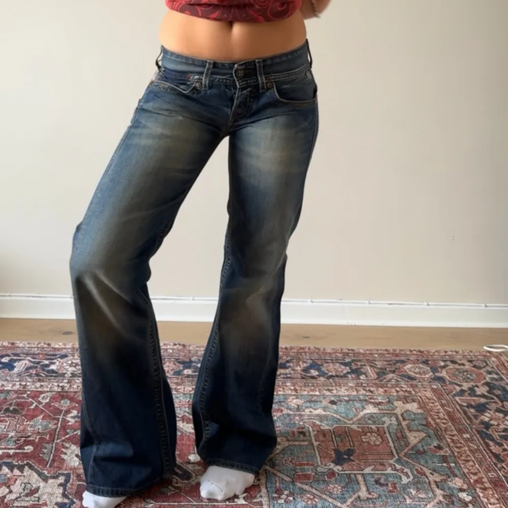 Så coola lågmidjade vintage replay jeans. Helt nya med prislapparna kvar. Midjemåttet är ca 78cm och innerbenslängden är ca 82cm. . Jeans & Byxor.