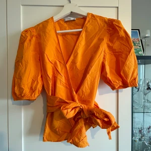 Topp - Sparsamt använd, i väldigt bra skick. M men går att justera när man knyter 