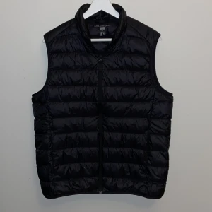 Uniqlo väst - Uniqlo väst i modellen Ultra Light Down. Den har inga hål eller liknande och är i bra skick! Priset går att diskutera.
