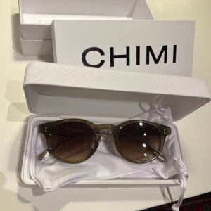 Chimi solglasögon  - Säljer helt nya Chimis i modellen 03 green. Komplett ny förpackning.