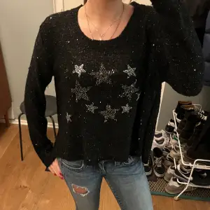 Unik stickad tröjor med stjärnor och knappar i ryggen!
