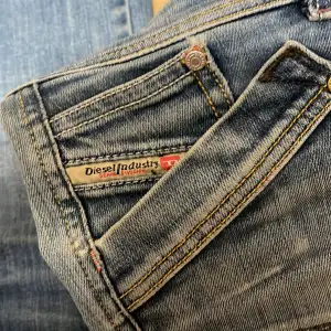 Säljer mina diseal jeans då de tyvärr var för små.  Obs det finns två mindre hål från förra ägaren på baksidan men de syns knappt 🩷 Kom med prisförslag!