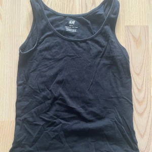 Svart linne - Svart linne i bra skick, använd fåtal gånger, barn storlek men skulle även passa någon som bör xxs-xs