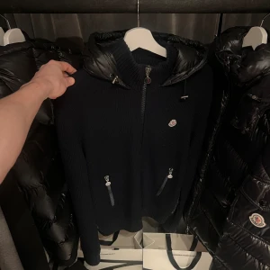Moncler cardigan  - Säljer denna sjukt snygga Moncler Cardigan som är sällsynt och är i färgen ”Marinblå”. Självklart är den äkta och i toppskick❗️ Pm för frågor 🍾
