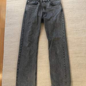 Säljer dess riktigt snygga gråa hope jeans! Storlek 29 och i riktigt bra skick, förutom i benets ändar (3) bilden. Nypris 1499, köp för 549🙌 tveka inte att höra av dig vid frågor!