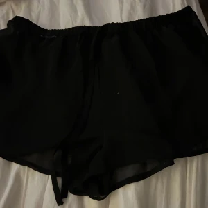 Shorts att ha på bikini  - Aldrig använda. Tunna och bra att ha ovanpå bikini. Storlek 34 men passar även 32,36