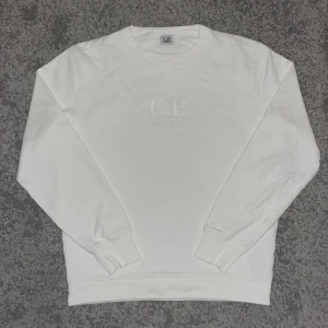 C.P. Company sweatshirt  - C.P. Company sweatshirt med tryck. Tröjan är i bra skick och har inga tecken på varken hål eller slitage! Nypris ligger på runt 2 300 kr.